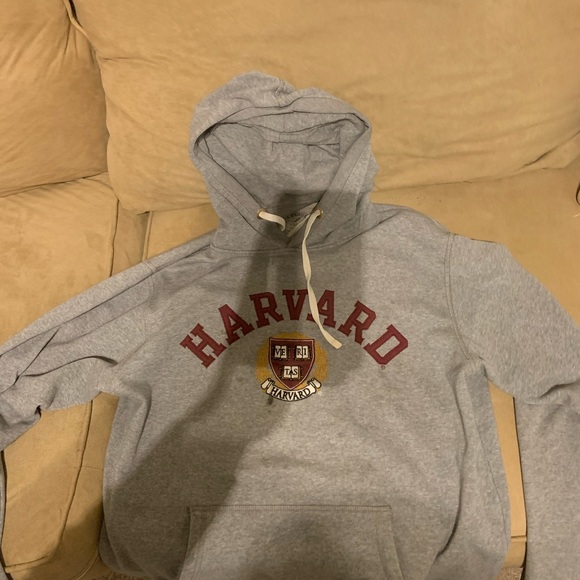 A Harvard hoodie that barely worn - Picture 2 of 2